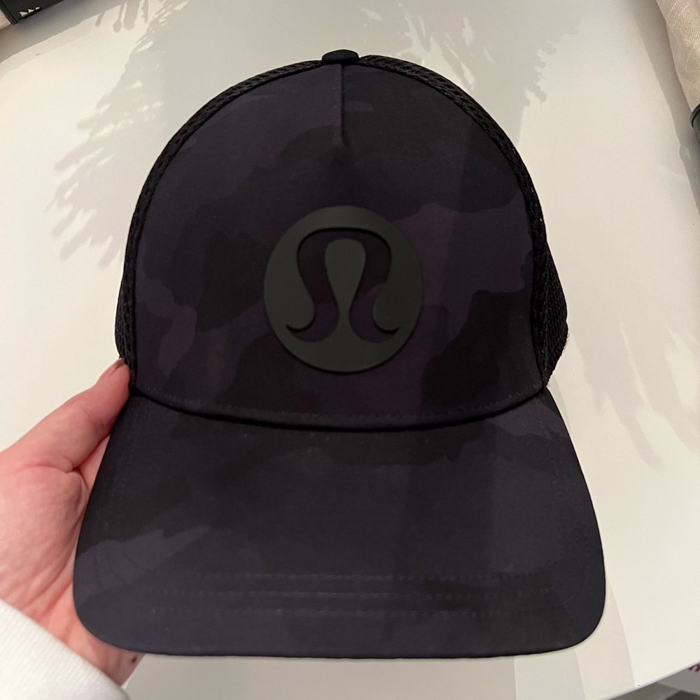 Black camo hat